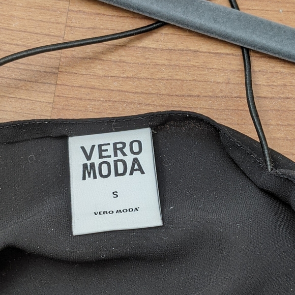 Black strappy camisole - Picture 2 of 3